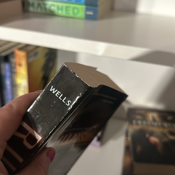 Dystopian Books - Picture 10 of 12